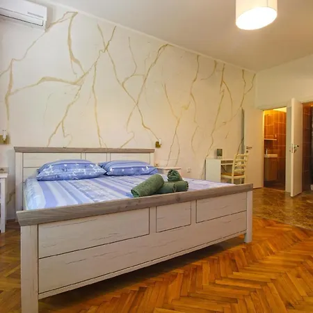 Fuer 10 Personen Ca 150 Qm In Pula, Istrien Istrische Riviera Apartment *